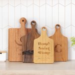 Personlig graverad Charcuterie-skärbräda i trä med handtag och namn Tillverkad i USA Bröllopsgåva till familjen