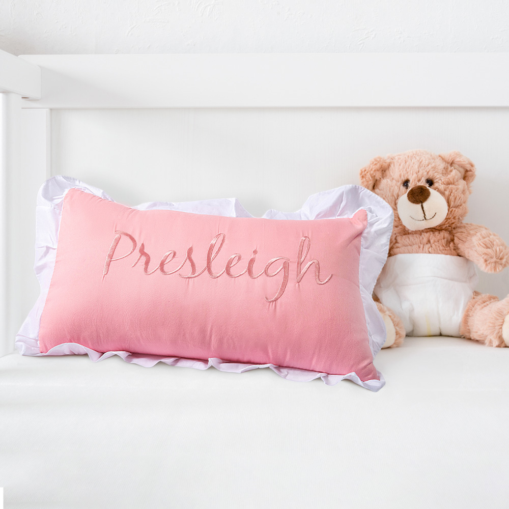 Taie d'oreiller brodée monogramme personnalisée avec volants Cadeau de pendaison de crémaillère pour nouveau-né et nouvelle maman
