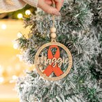 Ornement personnalisé en bois avec ruban gravé de sensibilisation au cancer et nom de l'année Décoration de l'arbre de Noël Cadeau de survivant pour les femmes qui luttent contre le cancer