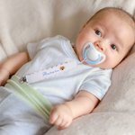 Gepersonaliseerde lint fopspeen Clip houder met geborduurde naam past op de meeste fopspenen Speen Speelgoed Baby Shower Gift voor pasgeborenen