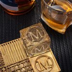 Cubitera de latón con iniciales de whisky grabadas y personalizadas con diseños de sellos y pinza Accesorio de bar Regalo de fiesta para barman