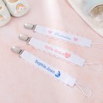 Gepersonaliseerde lint fopspeen Clip houder met geborduurde naam past op de meeste fopspenen Speen Speelgoed Baby Shower Gift voor pasgeborenen
