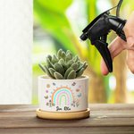 Vaso per Piante Personalizzato con Nome in Ceramica e Base in Bambù Regalo di Apprezzamento per Amanti delle Farfalle Arcobaleno
