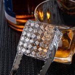 Cubitera de latón con iniciales de whisky grabadas y personalizadas con diseños de sellos y pinza Accesorio de bar Regalo de fiesta para barman