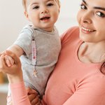 Gepersonaliseerde lint fopspeen Clip houder met geborduurde naam past op de meeste fopspenen Speen Speelgoed Baby Shower Gift voor pasgeborenen