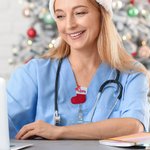 Gepersonaliseerde boog Kerstmis kous Badge Reel met borduurwerk naam Office accessoires kerstcadeau voor verpleegkundige leraar collega