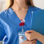 Gepersonaliseerde boog Kerstmis kous Badge Reel met borduurwerk naam Office accessoires kerstcadeau voor verpleegkundige leraar collega