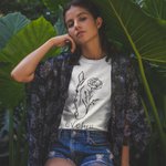 Maglietta personalizzata multicolore con nome e fiore di nascita del cavallo, 100% cotone, regalo di compleanno per gli amanti dei cavalli