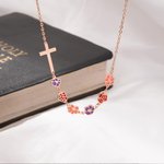 Collier de fleurs de naissance en émail 1-10 Croix de côté personnalisée Bijoux chrétiens Cadeau d'anniversaire de Noël pour les femmes