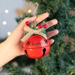 Personalisierte hohle Schneeflocke Jingle Bell Holly Berry Twine Bow Ornament mit eingraviertem Namen Weihnachtsbaum Dekoration Festival Party Geschenk für Kinder Familie