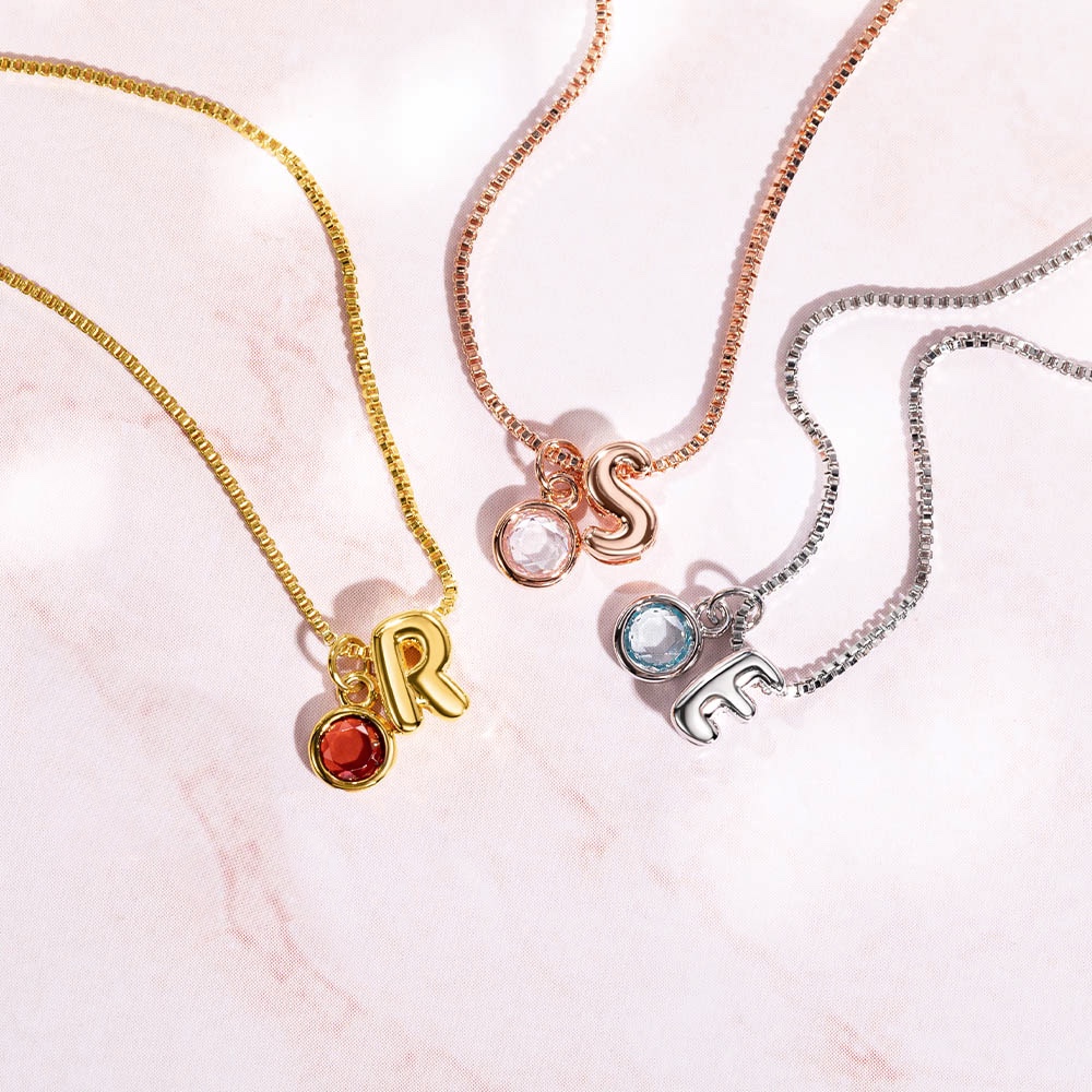 Collier personnalisé avec pierre d'anniversaire pour femme.