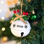 Personalisierte hohle Schneeflocke Jingle Bell Holly Berry Twine Bow Ornament mit eingraviertem Namen Weihnachtsbaum Dekoration Festival Party Geschenk für Kinder Familie