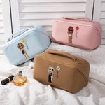 Personalisierte Cartoon-Charakter Geburt Blume Wide Open Leder Kosmetiktasche mit Namen Portable Reisezubehör Hochzeit Geburtstag Geschenk für Frauen Mädchen