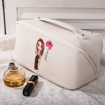 Personalisierte Cartoon-Charakter Geburt Blume Wide Open Leder Kosmetiktasche mit Namen Portable Reisezubehör Hochzeit Geburtstag Geschenk für Frauen Mädchen