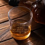 Personalisierte Nach Jahren bin ich immer noch nicht krank von Ihnen 10oz Old Fashioned Whiskey Rocks Glas mit eingraviertem Namen Geburtstag lustiges Geschenk für Mann