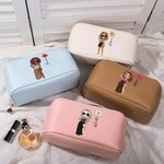 Personalisierte Cartoon-Charakter Geburt Blume Wide Open Leder Kosmetiktasche mit Namen Portable Reisezubehör Hochzeit Geburtstag Geschenk für Frauen Mädchen