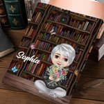 Personalisierte Cartoon-Figur Buchhülle mit Geburtsblume und Wunschnamen Buchcover Abdeckung Geburtstag Weihnachten Geschenk für Damen Bücherwurm