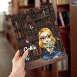 Personalisierte Cartoon-Figur Buchhülle mit Geburtsblume und Wunschnamen Buchcover Abdeckung Geburtstag Weihnachten Geschenk für Damen Bücherwurm