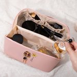 Personalisierte Cartoon-Charakter Geburt Blume Wide Open Leder Kosmetiktasche mit Namen Portable Reisezubehör Hochzeit Geburtstag Geschenk für Frauen Mädchen