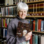 Personalisierte Cartoon-Figur Buchhülle mit Geburtsblume und Wunschnamen Buchcover Abdeckung Geburtstag Weihnachten Geschenk für Damen Bücherwurm