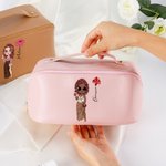 Personalisierte Cartoon-Charakter Geburt Blume Wide Open Leder Kosmetiktasche mit Namen Portable Reisezubehör Hochzeit Geburtstag Geschenk für Frauen Mädchen
