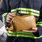 Trousse de toilette en cuir PU avec nom gravé Casque de pompier imperméable Hache Cadeau d'anniversaire pour homme pompier