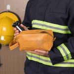 Trousse de toilette en cuir PU avec nom gravé Casque de pompier imperméable Hache Cadeau d'anniversaire pour homme pompier