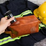Trousse de toilette en cuir PU avec nom gravé Casque de pompier imperméable Hache Cadeau d'anniversaire pour homme pompier