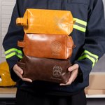 Trousse de toilette en cuir PU avec nom gravé Casque de pompier imperméable Hache Cadeau d'anniversaire pour homme pompier