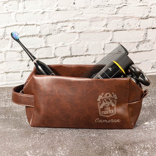 Trousse de toilette en cuir PU avec nom gravé Casque de pompier imperméable Hache Cadeau d'anniversaire pour homme pompier