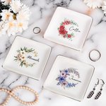 Gepersonaliseerde Geboorte Bloemenkrans Ceramische Vierkante Trinket Sieraden Schotel met Naam Verjaardag Kerstcadeau voor vrouwen