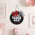 Personnalisé In My Cheer Era Glitter Bow Basswood Pin Holder Wall Hanging with Name Team Accessory Gift for Cheerleader Coach