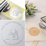 Personalisierter Buchpräger mit Blumen und Initiale Prägestempel Geschenk zum Geburtstag Schulabschluss für Familie Freunde Buchliebhaber
