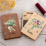 Bouquet di fiori di famiglia personalizzato in legno con aghi magnetici e nome Regalo di compleanno per la festa della mamma, nonna e amante del cucit
