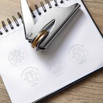 Personalisierter Gothic Monogramm Buchpräger mit Initiale Namen und Zitat Prägstempel Buch Umschlag Bibliothek Geburtstag Geschenk für Buchliebhaber