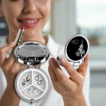 Personlig Födelseblomma Rund Mini Bärbar Pillerdosa med Namn och Spegel Födelsedagspresent till Vänner Familj