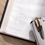 Personalisierter Gothic Monogramm Buchpräger mit Initiale Namen und Zitat Prägstempel Buch Umschlag Bibliothek Geburtstag Geschenk für Buchliebhaber