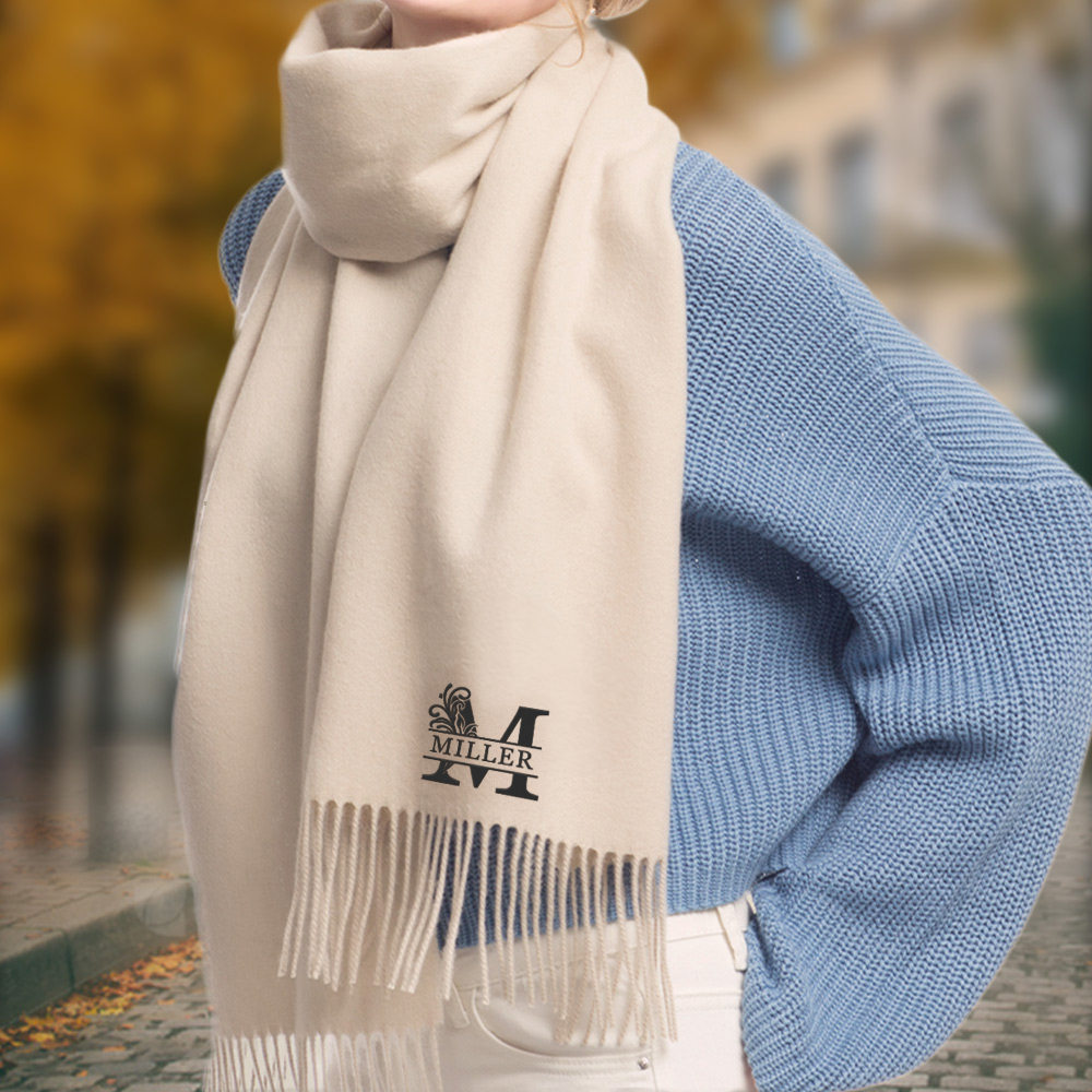 Écharpe Brodée en Faux Cachemire Doux Personnalisée avec Initiale Fleurie et Nom Long Châle avec Frange Cadeau d'Hiver Anniversaire pour Famille Ami