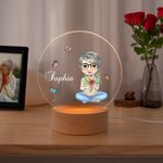 Gepersonaliseerde Cartoon Meisje Vrouwen Acryl Nacht Licht Ornament met Houten Basis met Naam en Geboorte Bloem Verjaardag Cadeau voor Vriendin Familie