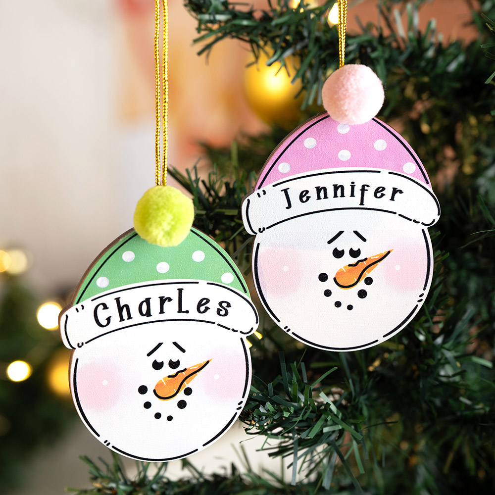 Ornement de Noël personnalisé en bois peint à la main avec le nom d'un bonhomme de neige Décoration de l'arbre de Noël Cadeau de fête pour la famille