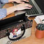 Borsa tote personalizzata con nome e personaggio cartone animato Just A Girl Who Loves Books regalo per compleanno e giorno della lettura per donne