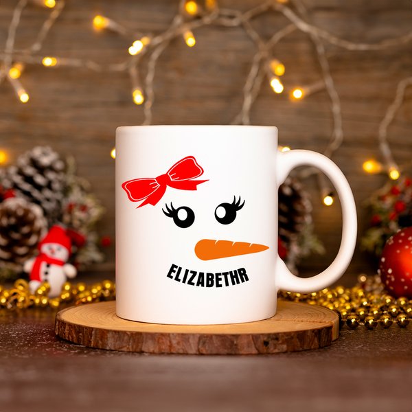 Gepersonaliseerde Schattige Lachende Wortelneus Sneeuwman Gezicht 11oz / 15oz Keramische Mok met Naam Kerstmis Winterfeest Geschenk voor Familie Kinde