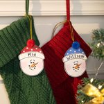 Henkilökohtainen käsin maalattu Pom Pom Hat puinen lumiukko joulukoriste nimellä söpö joulukuusi sisustus festivaali lahja perheelle lapsille