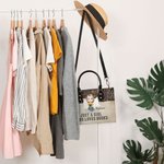 Borsa tote personalizzata con nome e personaggio cartone animato Just A Girl Who Loves Books regalo per compleanno e giorno della lettura per donne