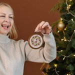 Ornamento personalizzato a punto croce contato con alfabeto retrò fatto a mano con fibbia Regalo per l'albero di Natale per i ricamatori di famiglia