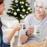 Personalizzato Cartoon mamma nonna che tiene bouquet di fiori nascita 11 oz 15 oz tazza di ceramica con nome compleanno regalo di Natale per le donne