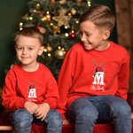 Personlig Multicolor Renhorn Santa Hat Initial Barn Vuxna Sweatshirt med namn Julafton Outfit Present till familjen