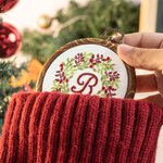 Ornamento personalizzato a punto croce contato con alfabeto retrò fatto a mano con fibbia Regalo per l'albero di Natale per i ricamatori di famiglia