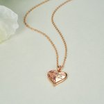 Collana personalizzata con ciondolo a cuore con ala d'angelo, pietra di nascita e nome inciso.