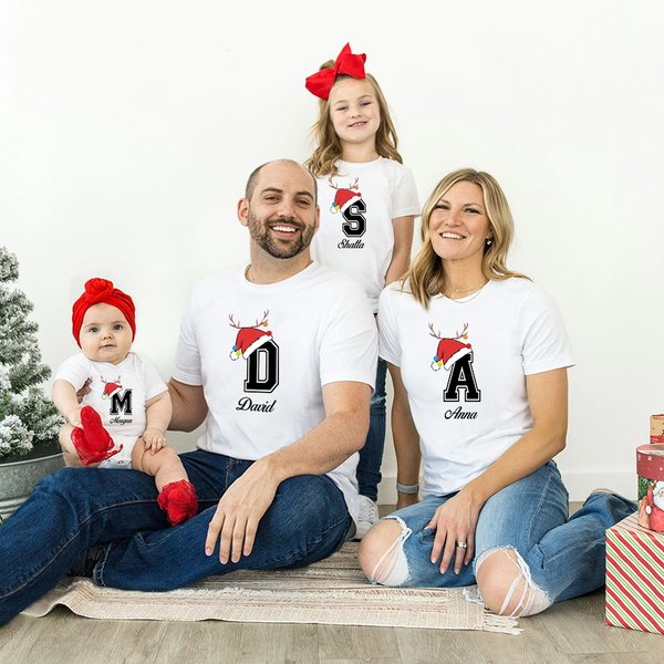Gepersonaliseerd rendier kerstmuts initiaal 100% katoen bijpassende baby romper Kid Adult T-shirt met naam Kerstfeest cadeau voor familie